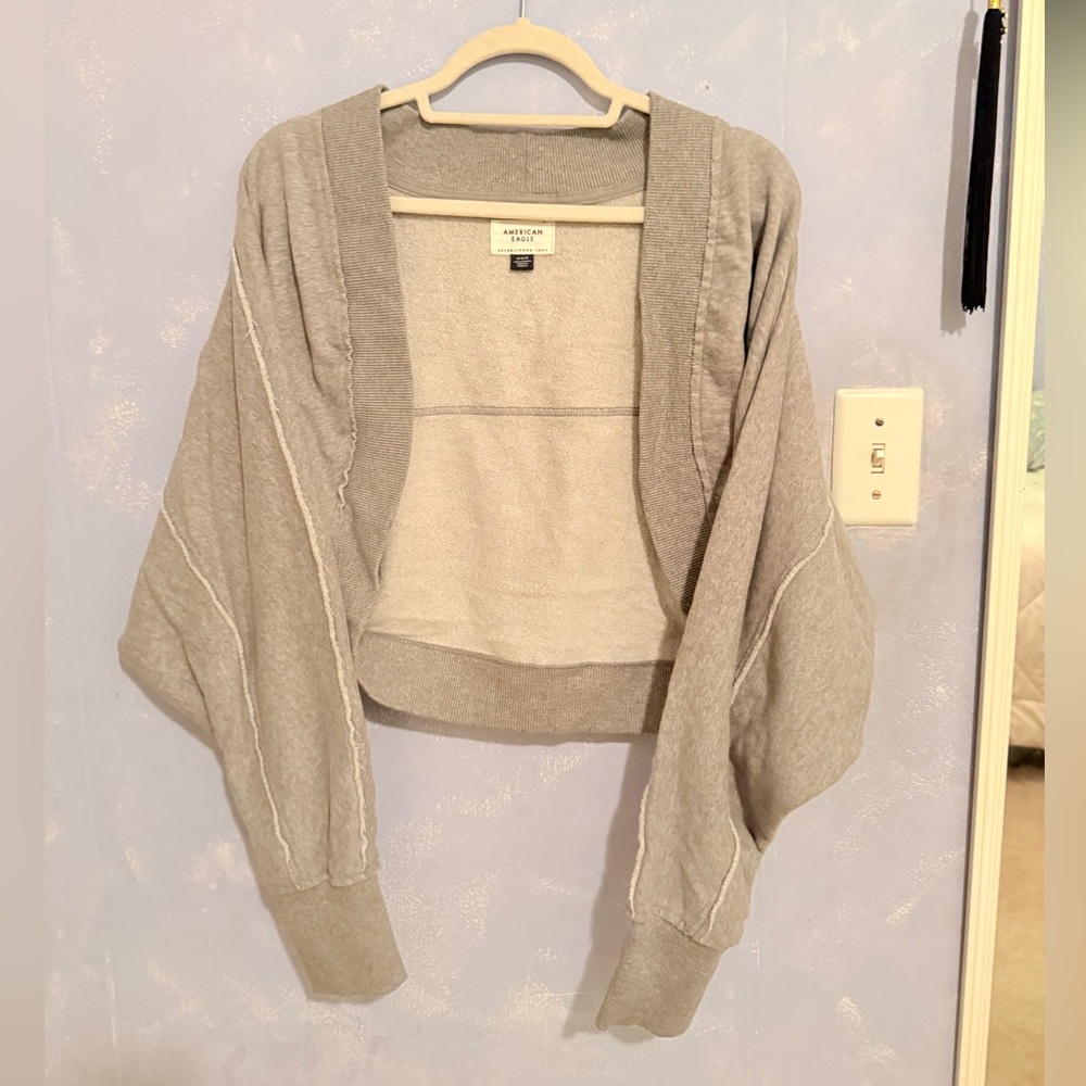 AE CROPPED SHRUG SWEATSHIRT in Heather Gray